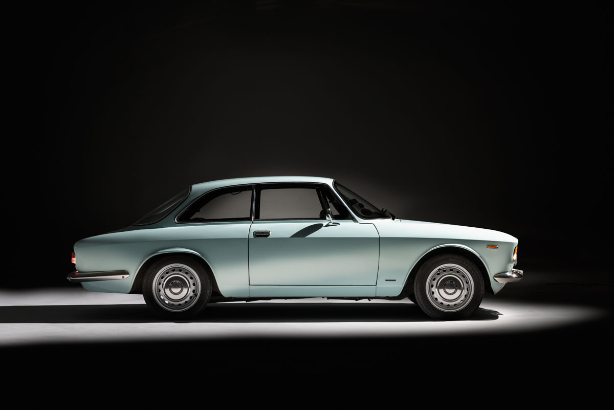 Klassieke Alfa Romeo coupé in de studio, zijaanzicht